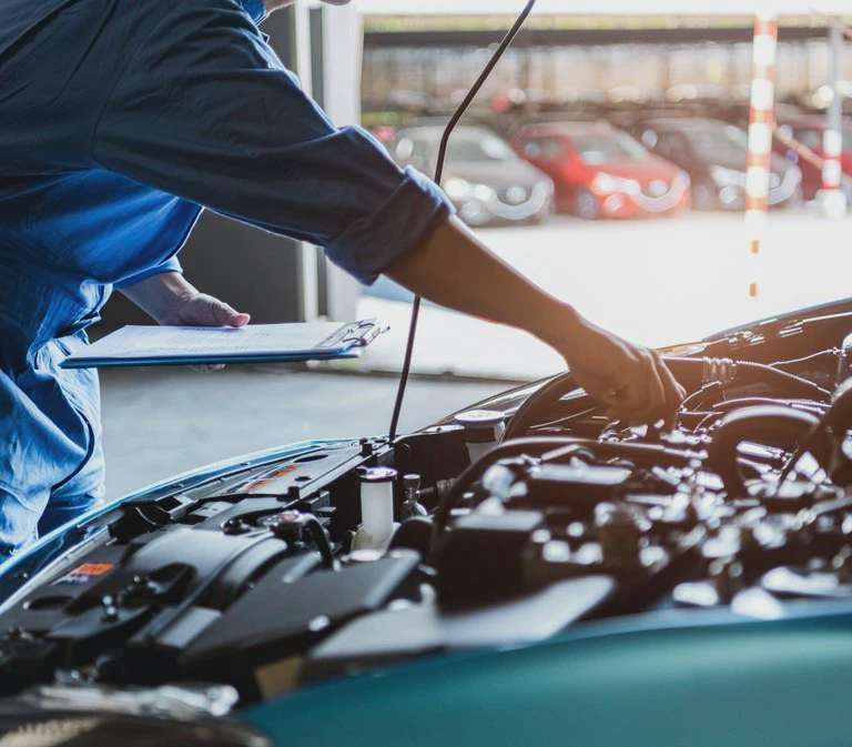 Mechanik sprawdzający silnik